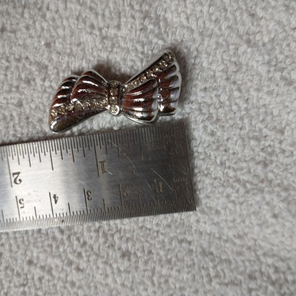 Silvertone bow slide pendant approx 1.5 long - Picture 3 of 3